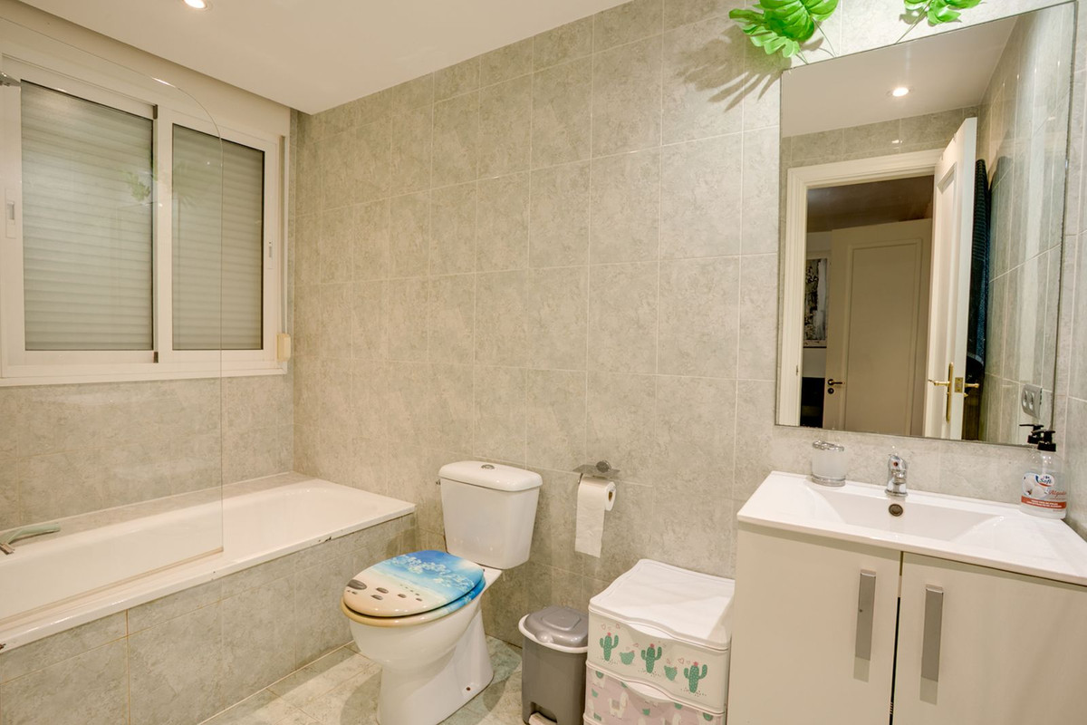 5 Bedroom Townhouse in Estepona - Photo 10
