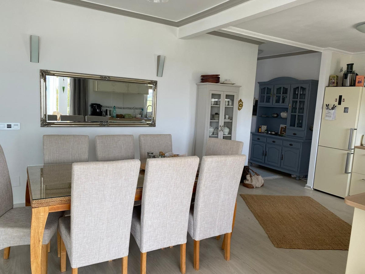 2 Bedroom Penthouse in Estepona - Photo 4