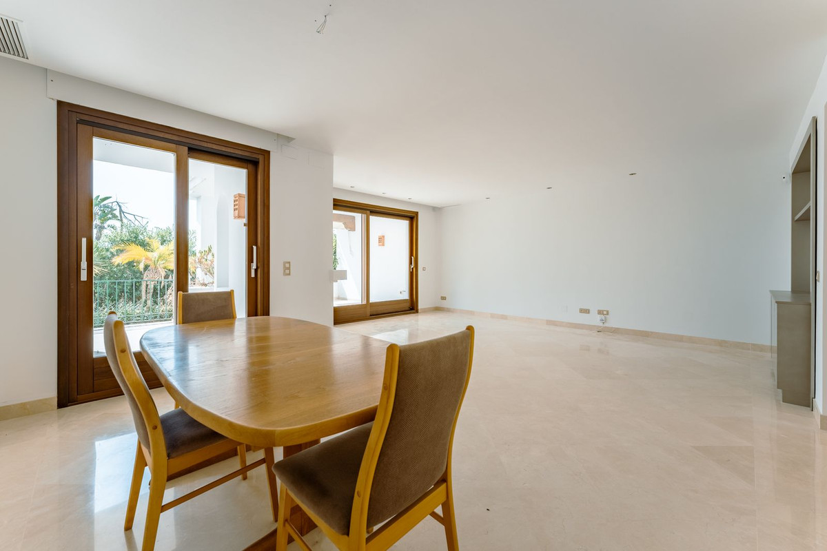 3 Bedroom Townhouse in Estepona - Photo 10