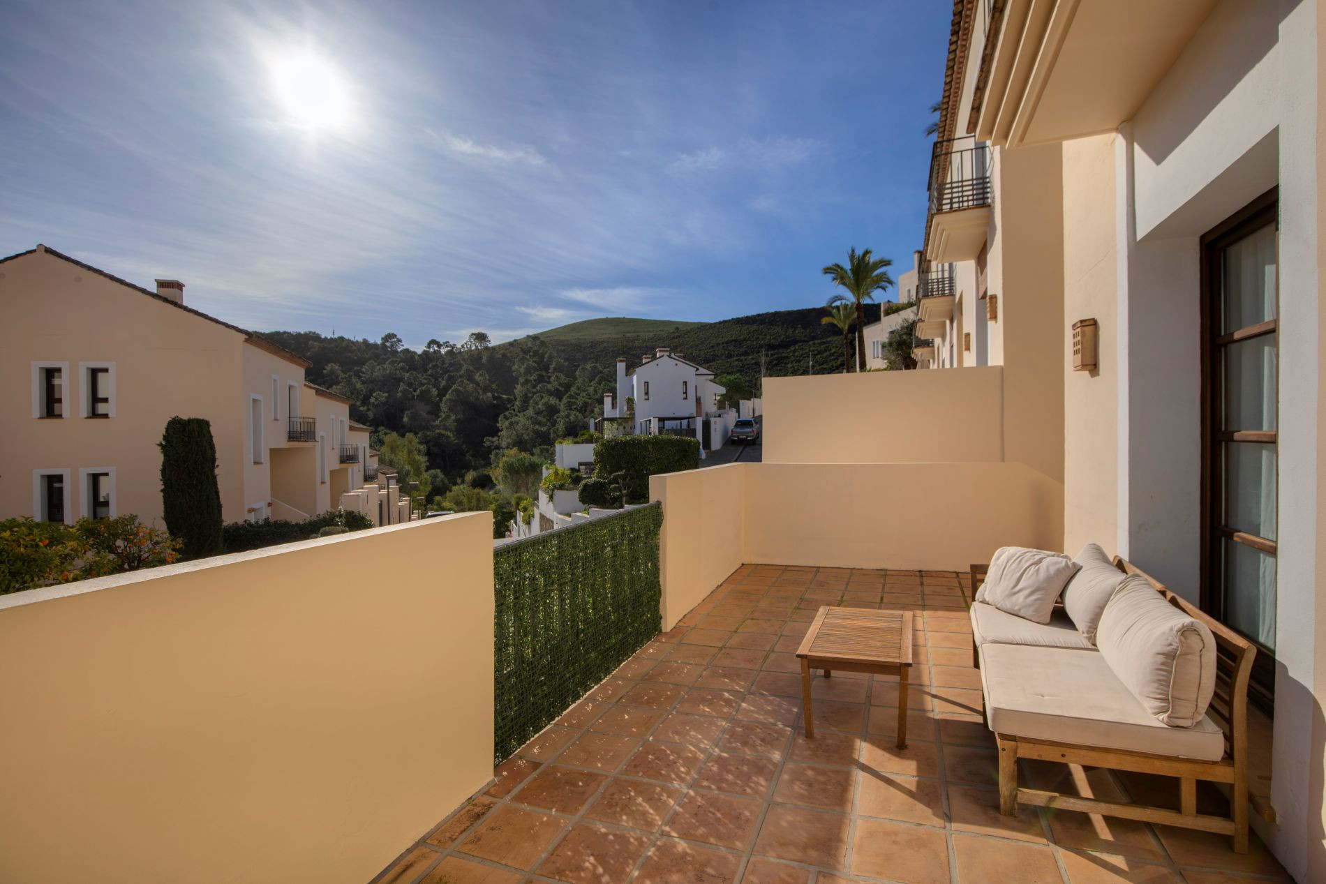 4 Bedroom Townhouse in Benahavís - Photo 2