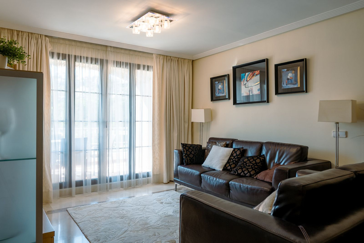 3 Bedroom Apartment in Benahavís - Photo 8