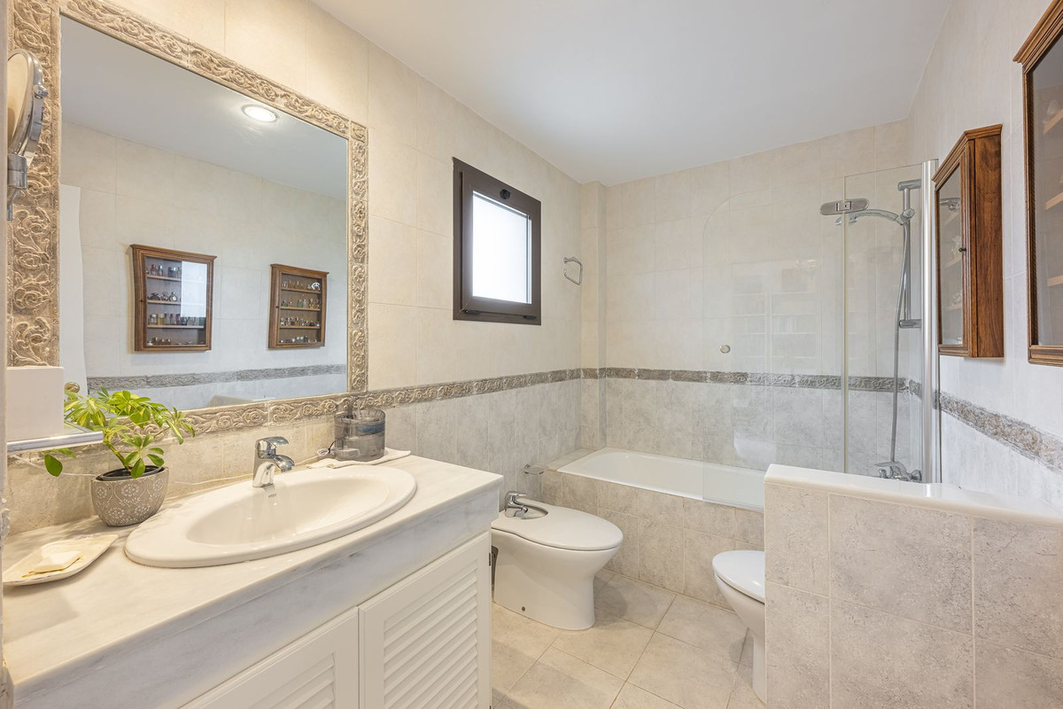 4 Bedroom Penthouse in Estepona - Photo 23