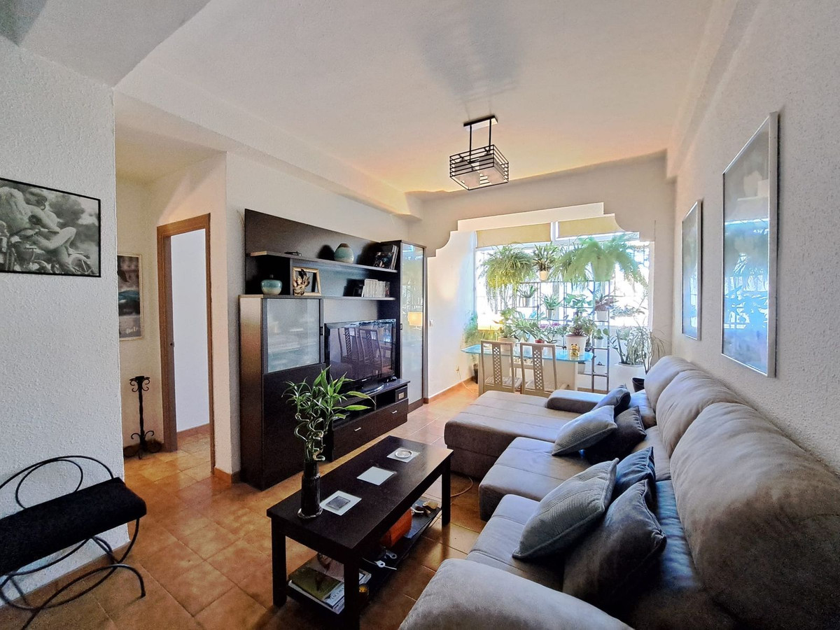 1 Bedroom Apartment in Benalmádena - Photo 6