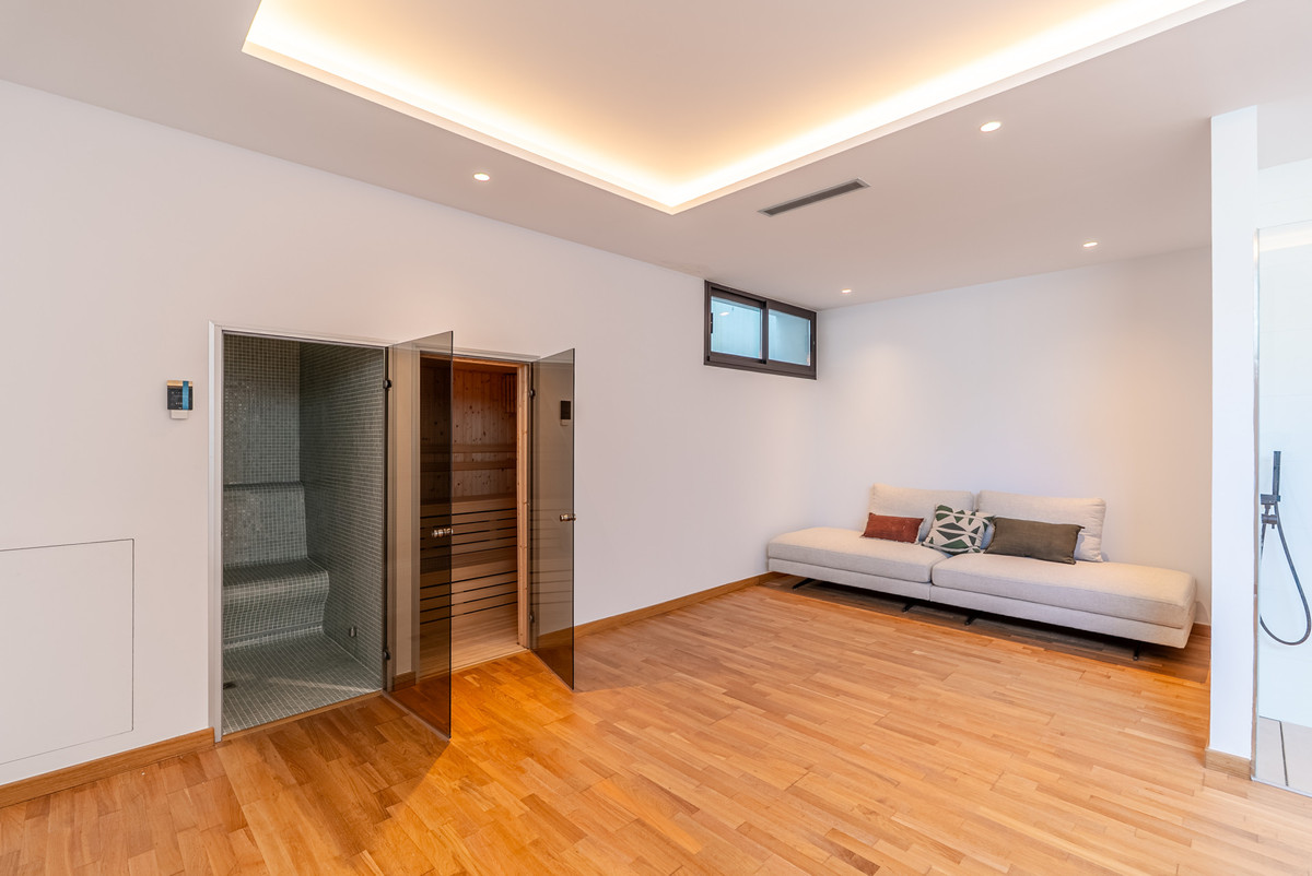 4 Bedroom Villa in Marbella - Photo 38