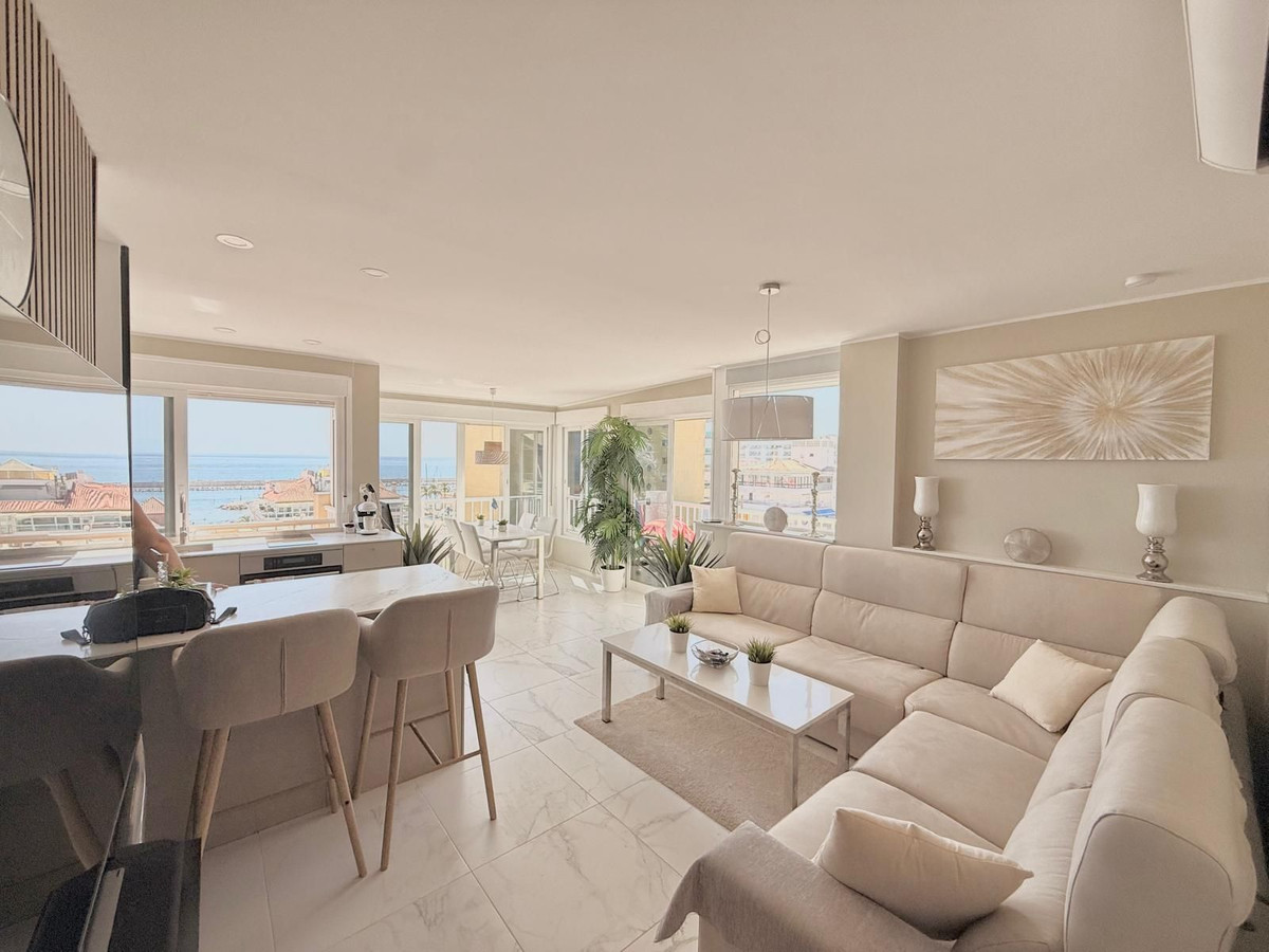 2 Bedroom Penthouse in Fuengirola - Photo 11