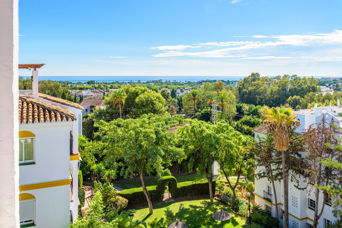 2 Bedroom Penthouse in Estepona - Photo 7