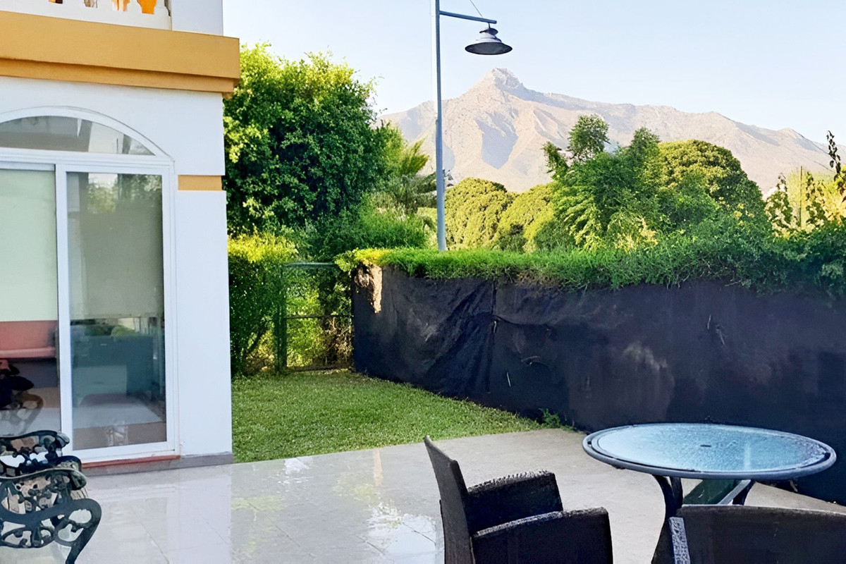 3 Bedroom Apartment in Marbella - Photo 2