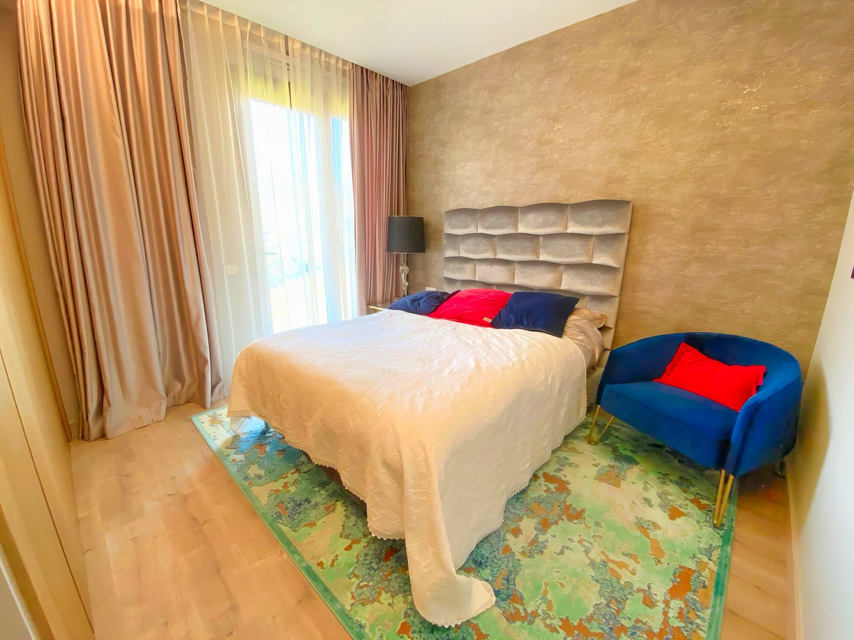 4 Bedroom Apartment in Benahavís - Photo 21