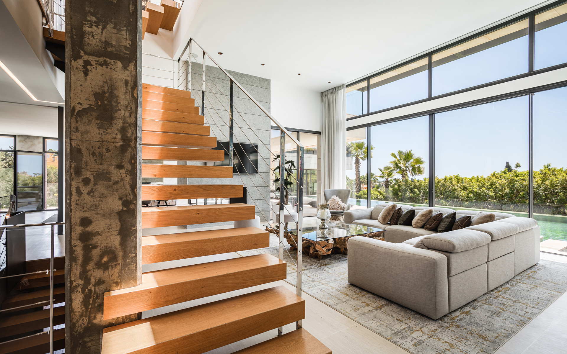 6 Bedroom Villa in Marbella - Photo 2