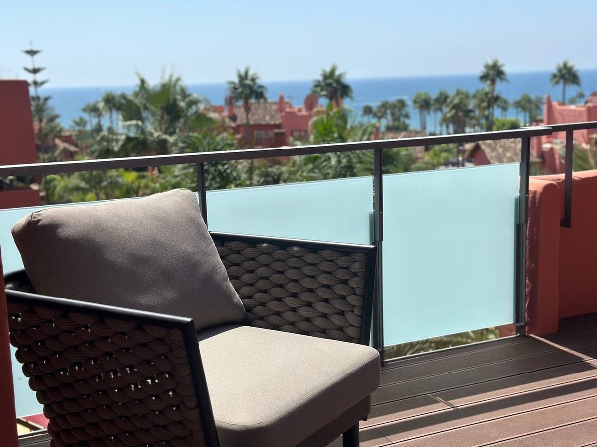 3 Bedroom Penthouse in Estepona - Photo 5