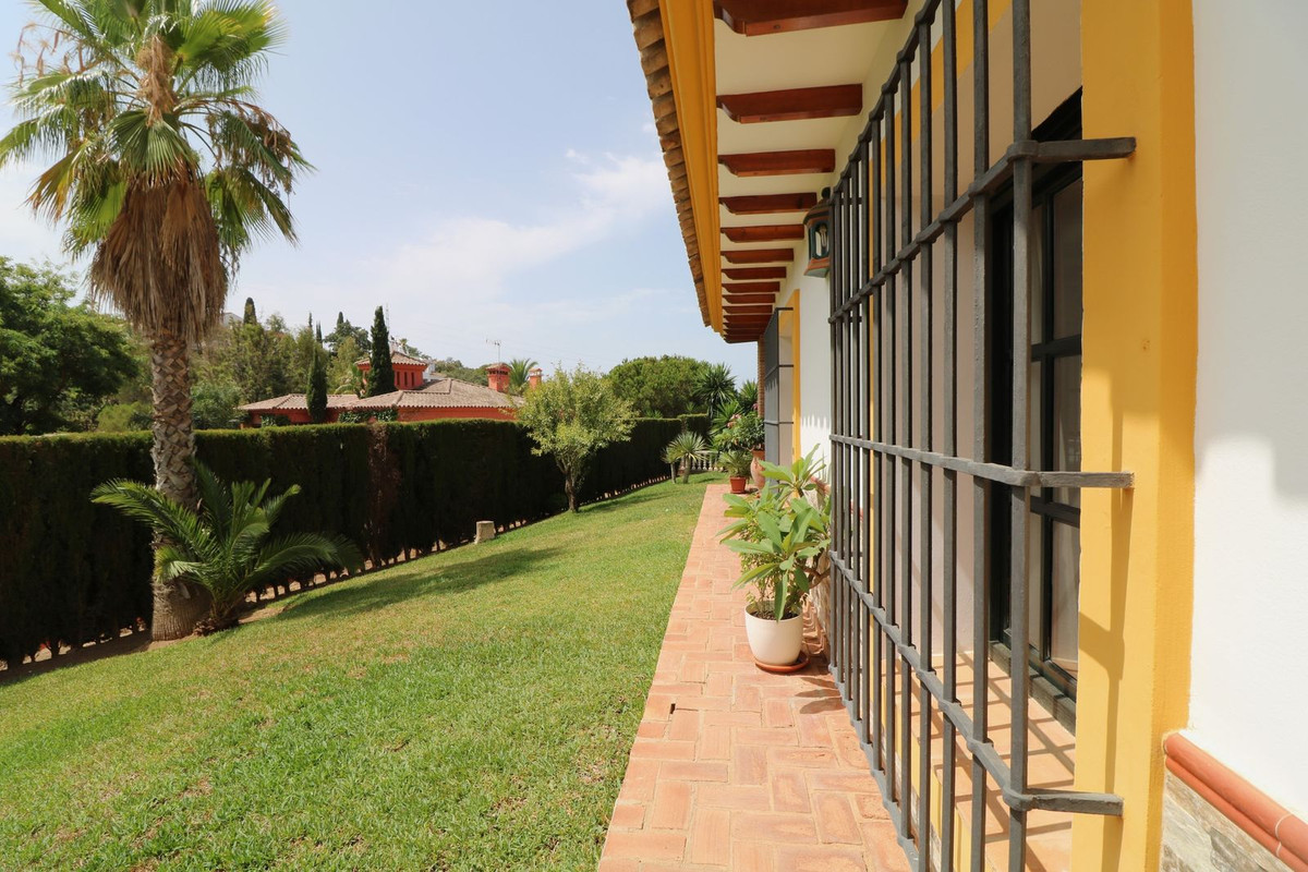 4 Bedroom Villa in Marbella - Photo 30