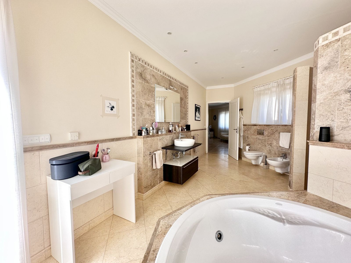 6 Bedroom Villa in Marbella - Photo 37