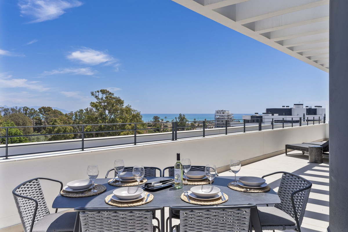 2 Bedroom Penthouse in Torremolinos - Photo 2