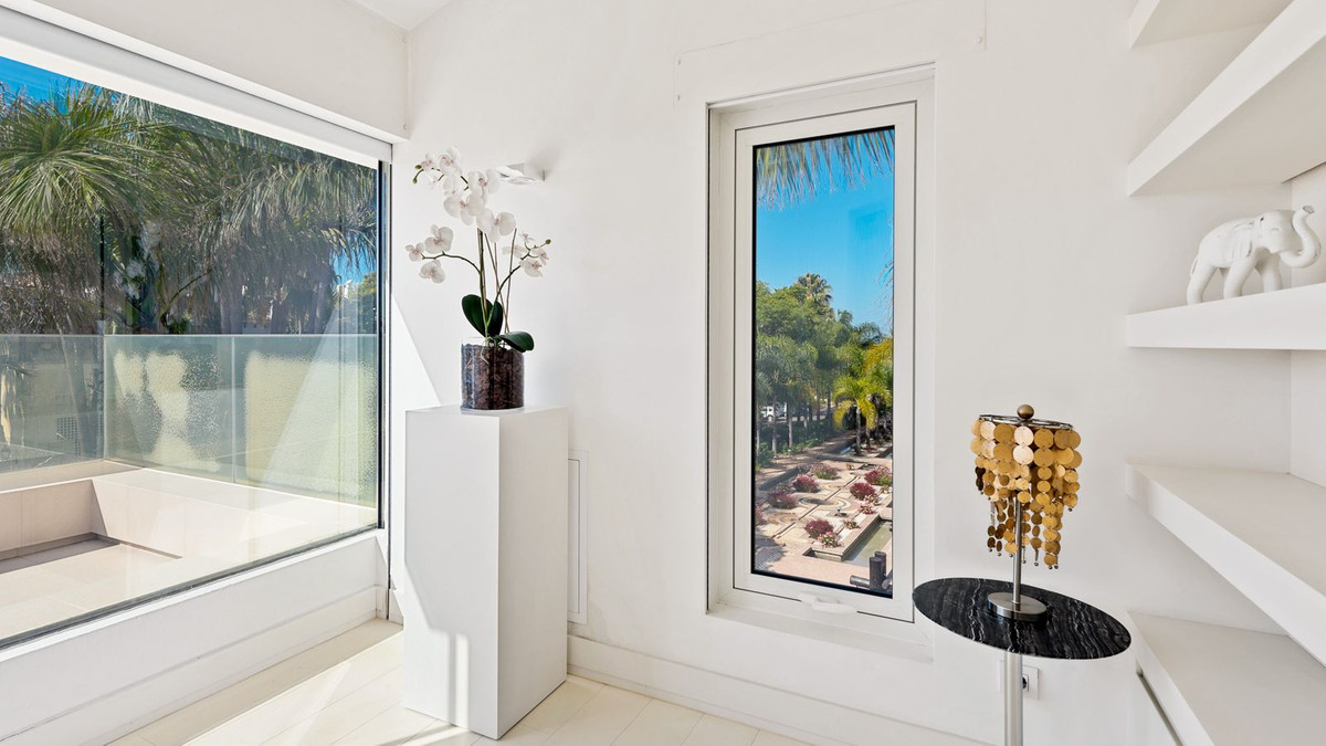 4 Bedroom Villa in Marbella - Photo 17
