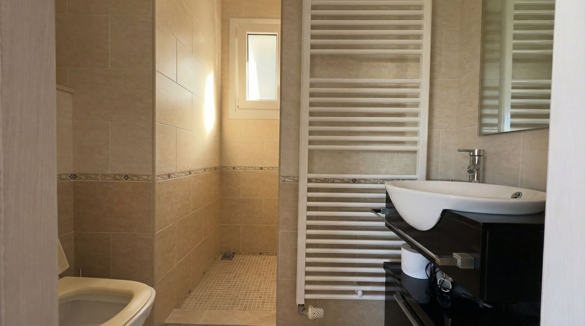 Chalet de 4 dormitorios con piscina en Málaga – Foto 11