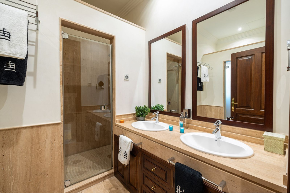 6 Bedroom Villa in Marbella - Photo 20