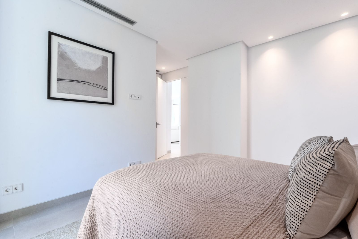 4 Bedroom Villa in Marbella - Photo 22