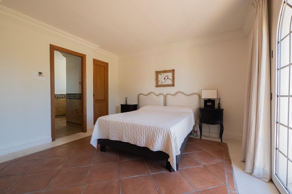 10 Bedroom Villa in Estepona - Photo 35
