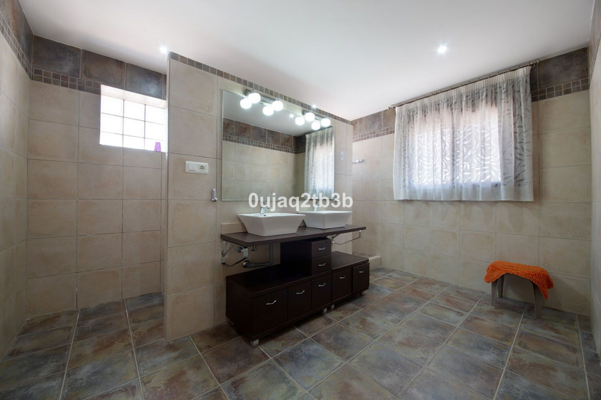 6 Bedroom Villa in Estepona - Photo 19