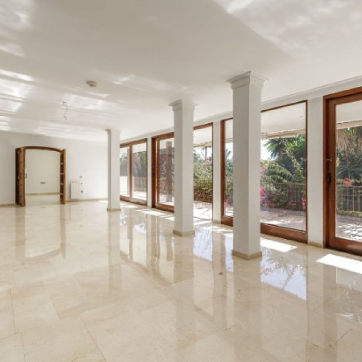 8 Bedroom Villa in Marbella - Photo 2