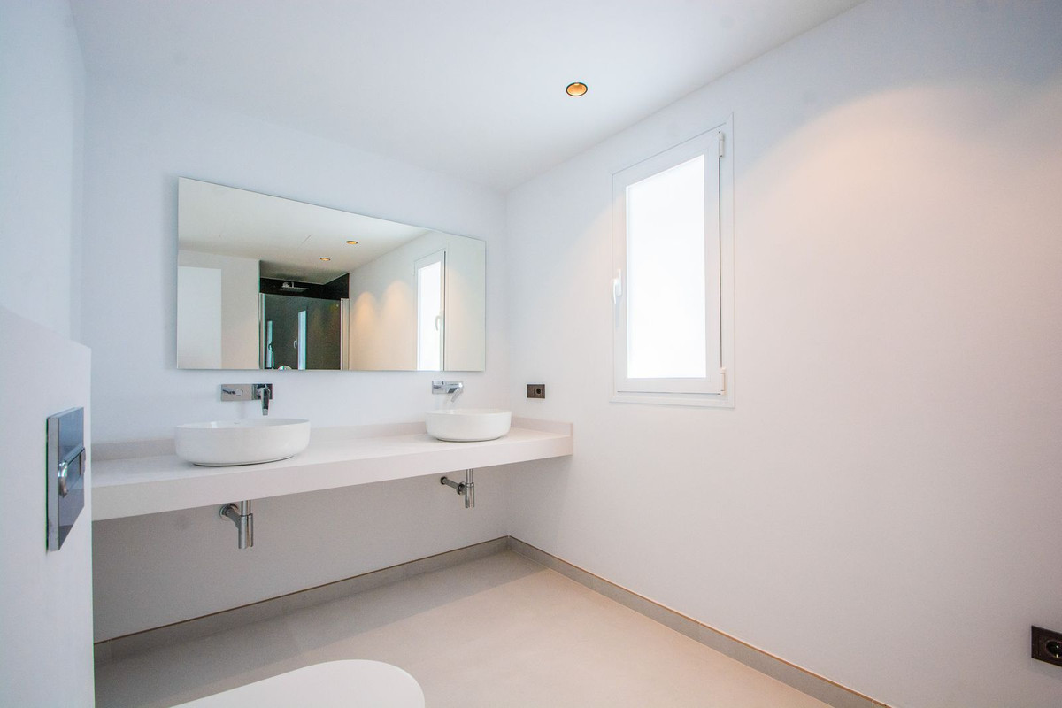 4 Bedroom Villa in Marbella - Photo 14