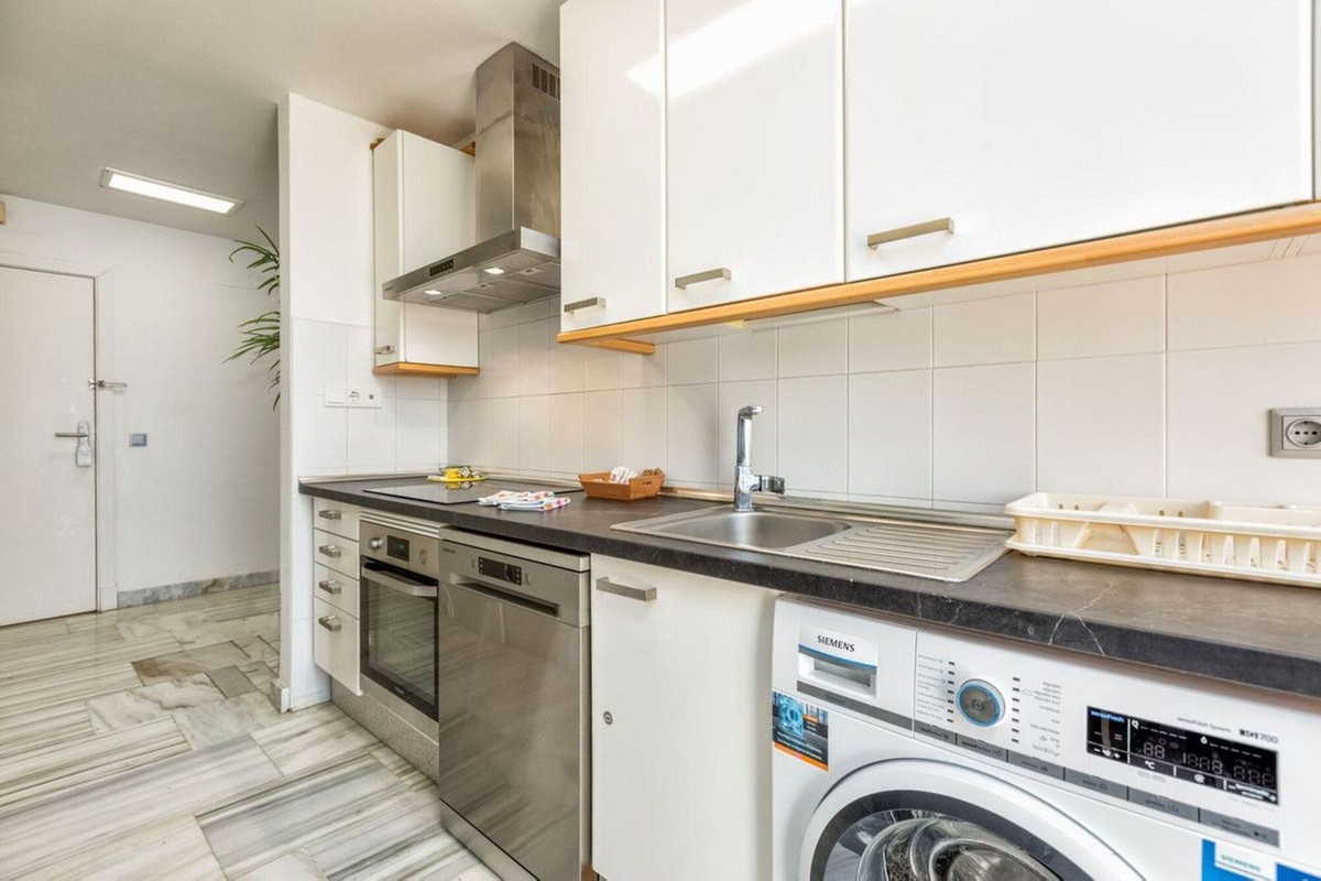 3 Bedroom Penthouse in Estepona - Photo 9