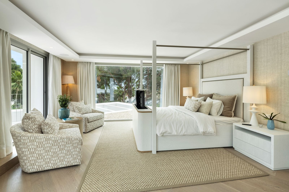 6 Bedroom Villa in Marbella - Photo 9