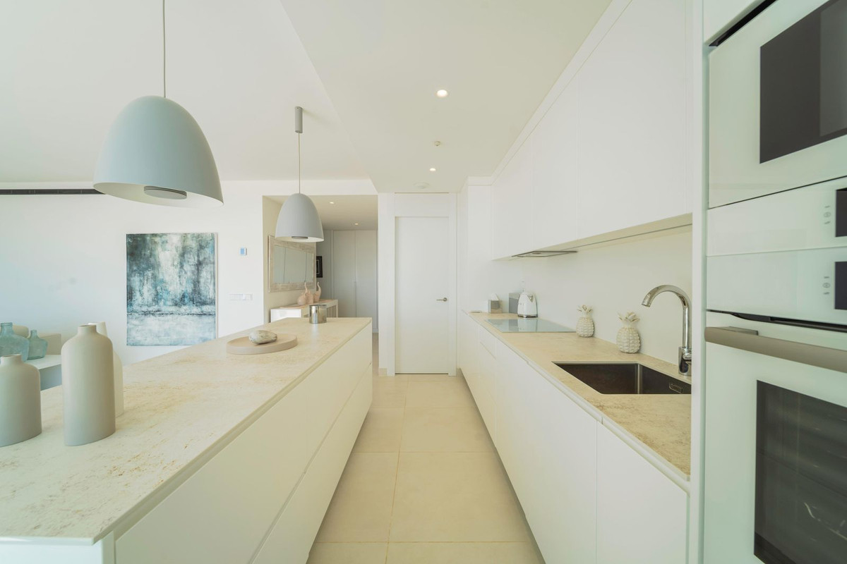 2 Bedroom Apartment in Benalmádena - Photo 18