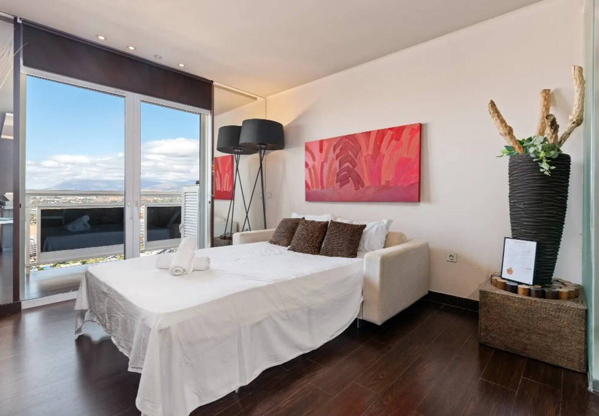 1 Bedroom Apartment in Marbella - Photo 12
