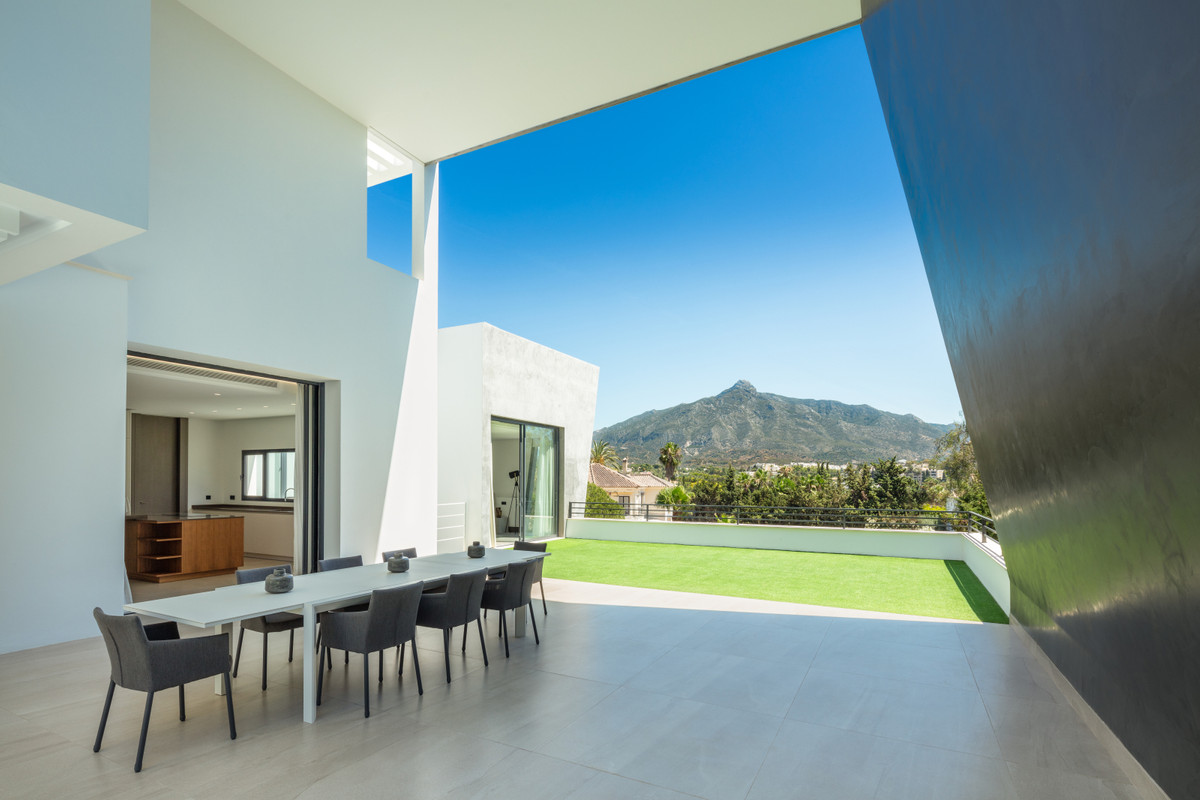 5 Bedroom Villa in Marbella - Photo 7