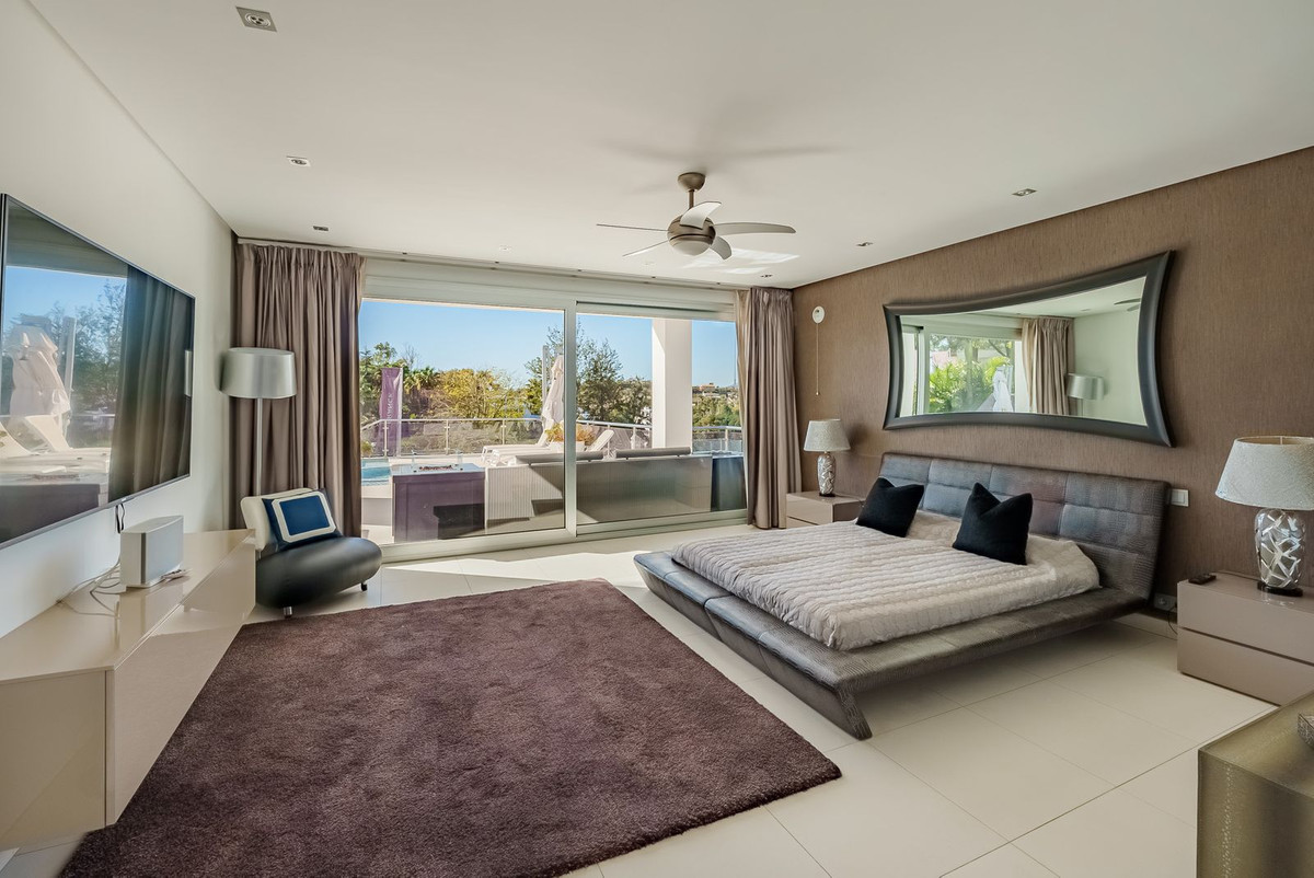 5 Bedroom Villa in Marbella - Photo 10