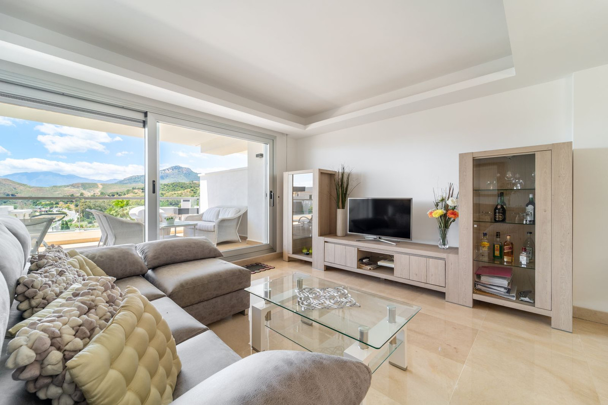 2 Bedroom Apartment in Benahavís - Photo 9