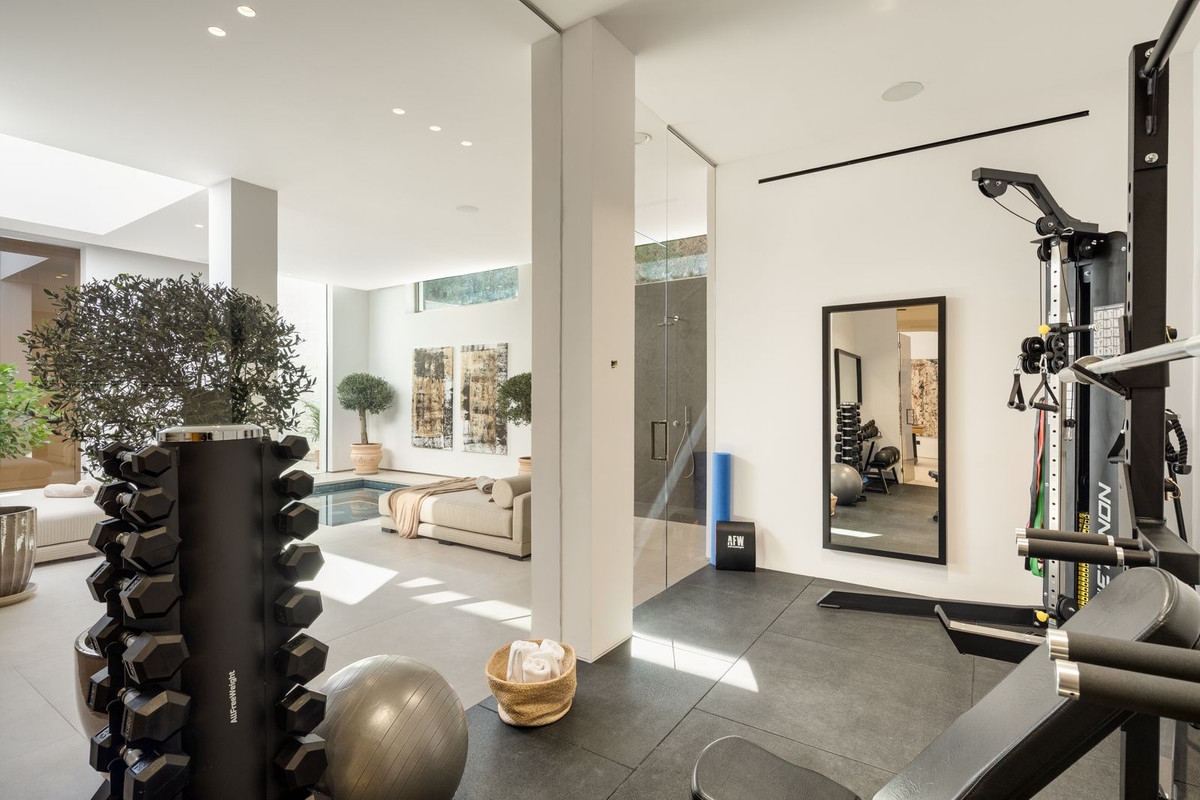 6 Bedroom Villa in Marbella - Photo 23
