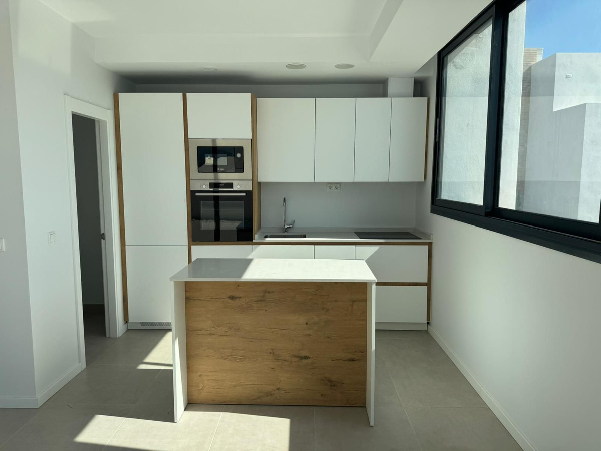 2 Bedroom Penthouse in Estepona - Photo 3
