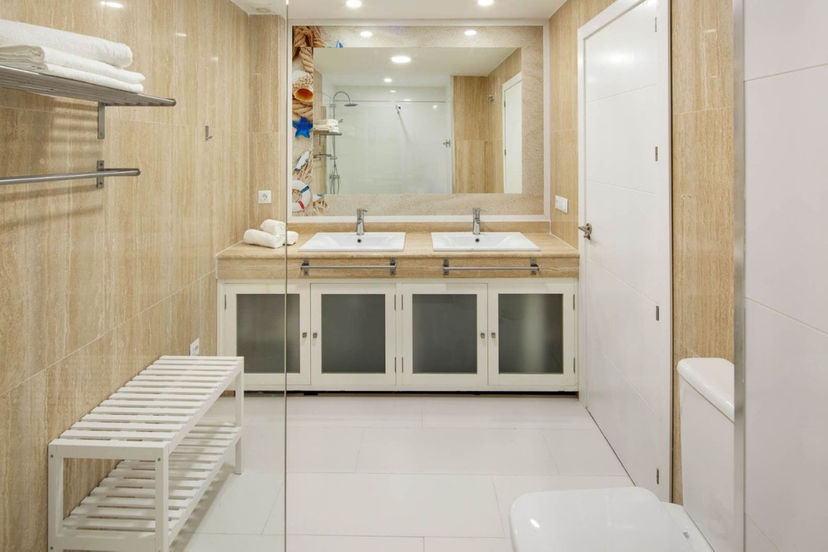7 Bedroom Apartment in Benalmádena - Photo 11