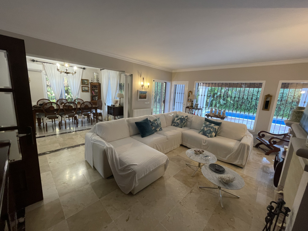 4 Bedroom Villa in Marbella - Photo 4