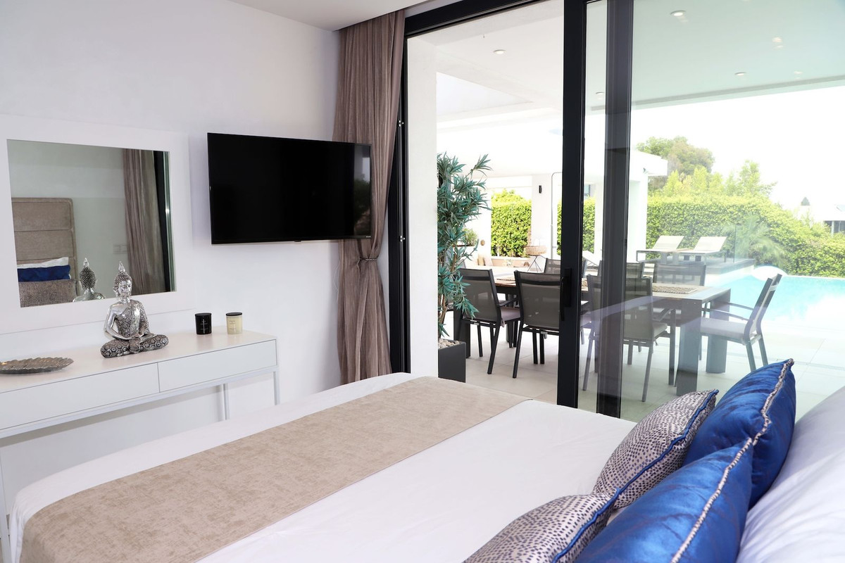 5 Bedroom Villa in Estepona - Photo 36