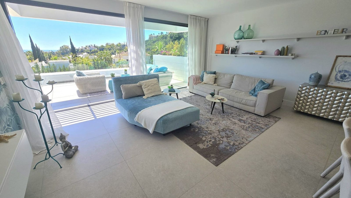 2 Bedroom Apartment in Benahavís - Photo 6