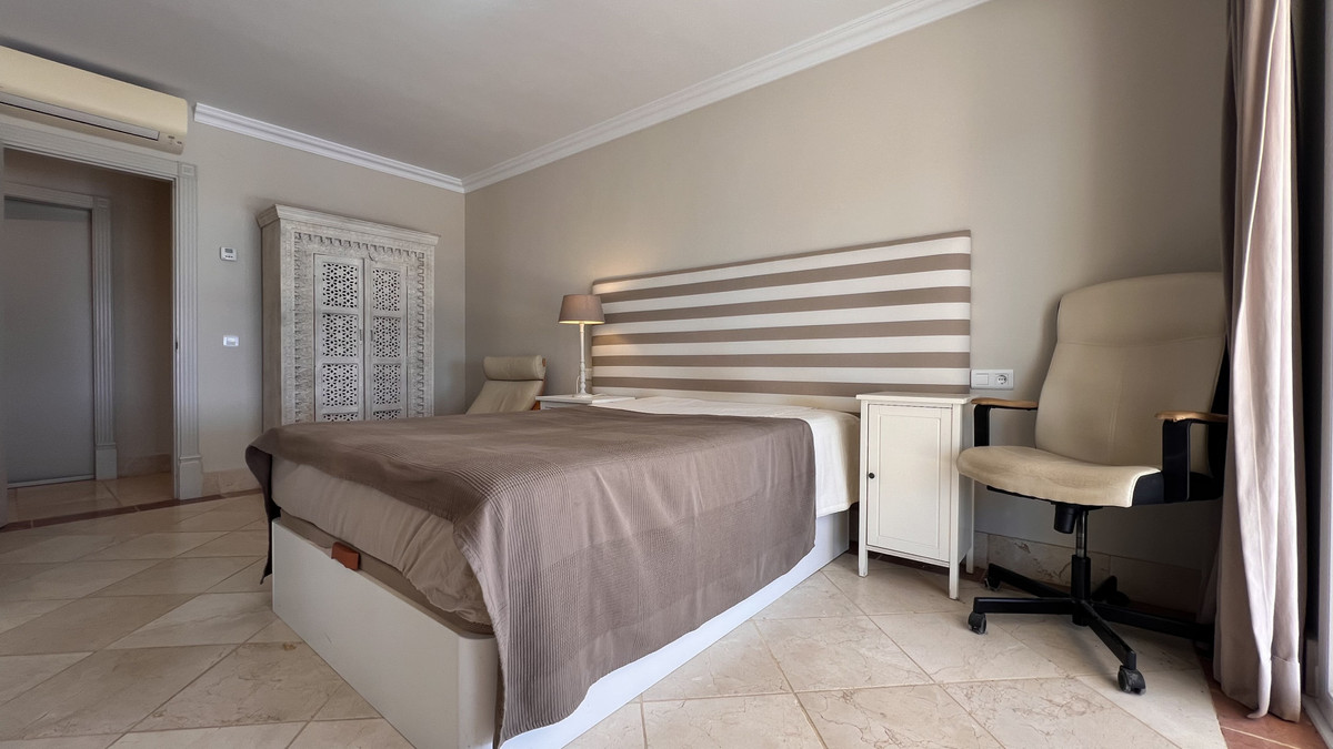 4 Bedroom Villa in Estepona - Photo 22