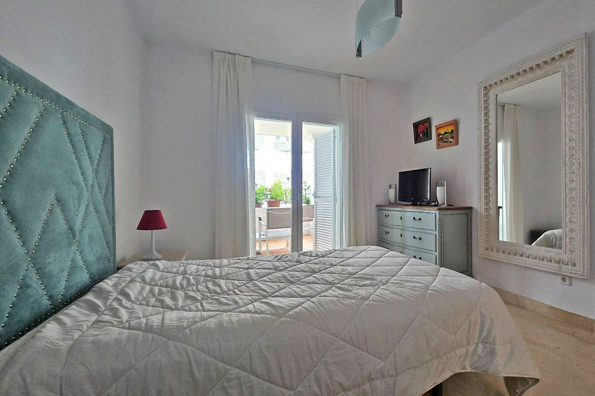 2 Bedroom Apartment in Estepona - Photo 13