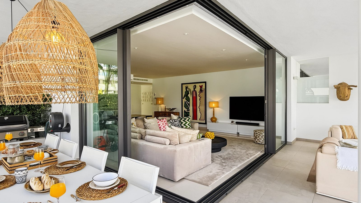 3 Bedroom Apartment in Estepona - Photo 3