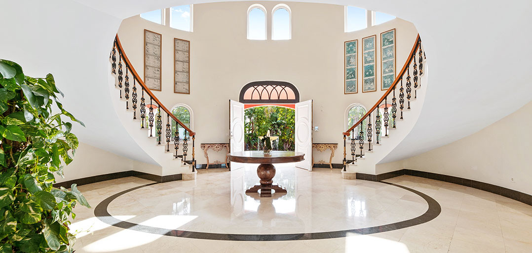 8 Bedroom Villa in Estepona - Photo 3