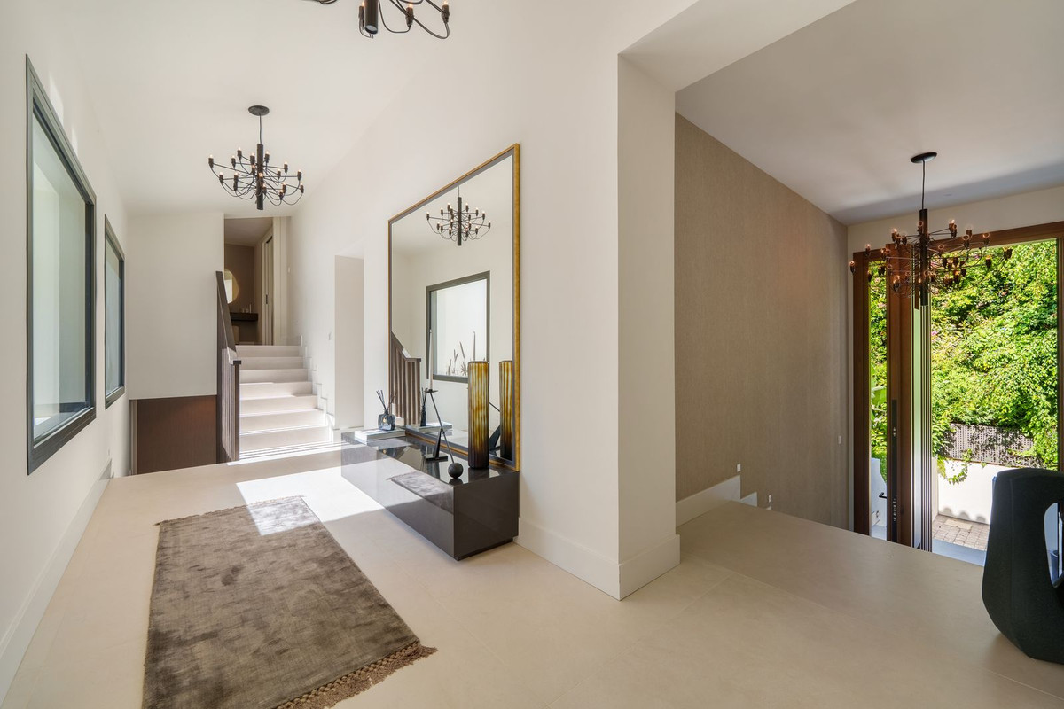 5 Bedroom Villa in Marbella - Photo 18