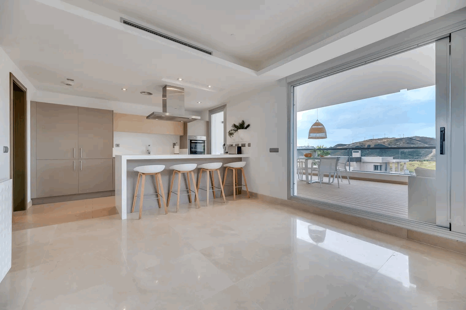 3 Bedroom Apartment in Benahavís - Photo 3