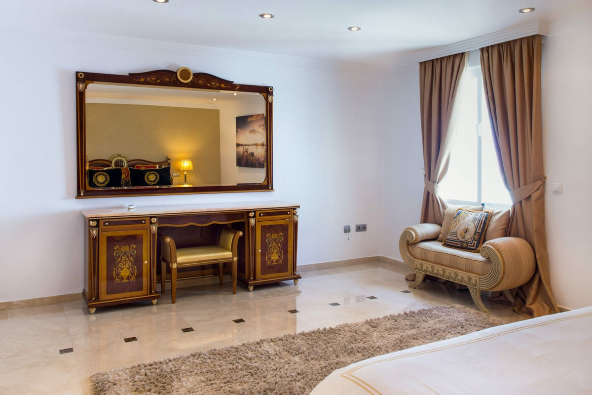 8 Bedroom Villa in Marbella - Photo 20