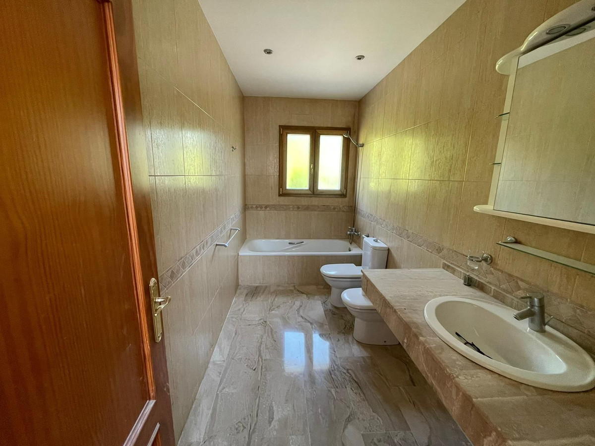 5 Bedroom Villa in Mijas - Photo 35