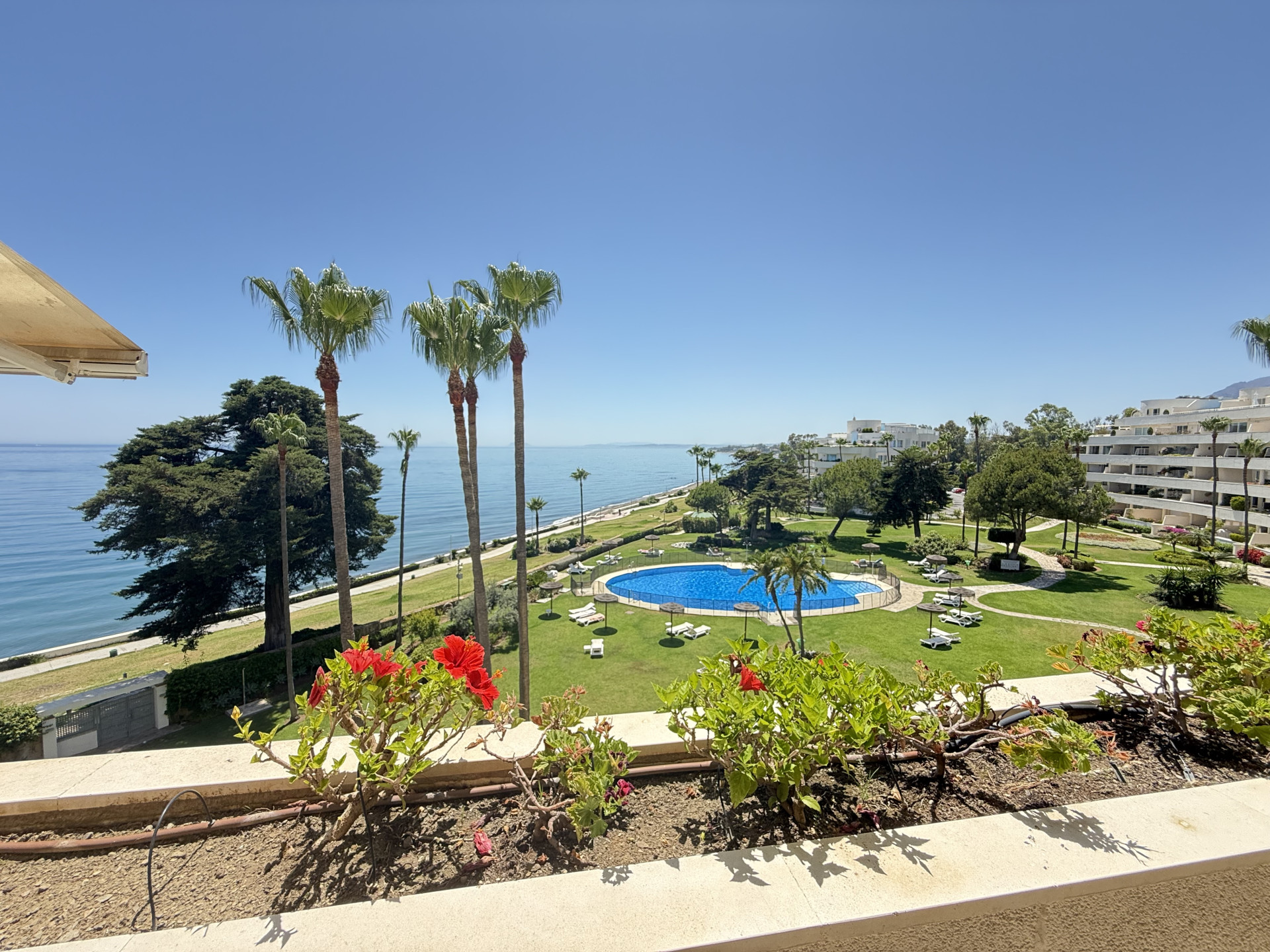 3 Bedroom Apartment in Estepona - Photo 3