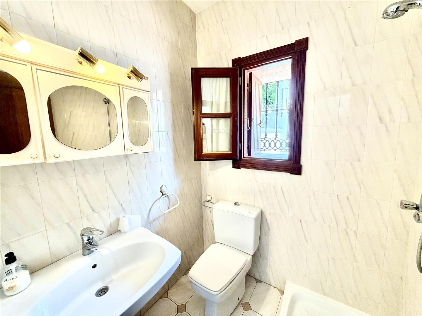 3 Bedroom Villa in Marbella - Photo 8