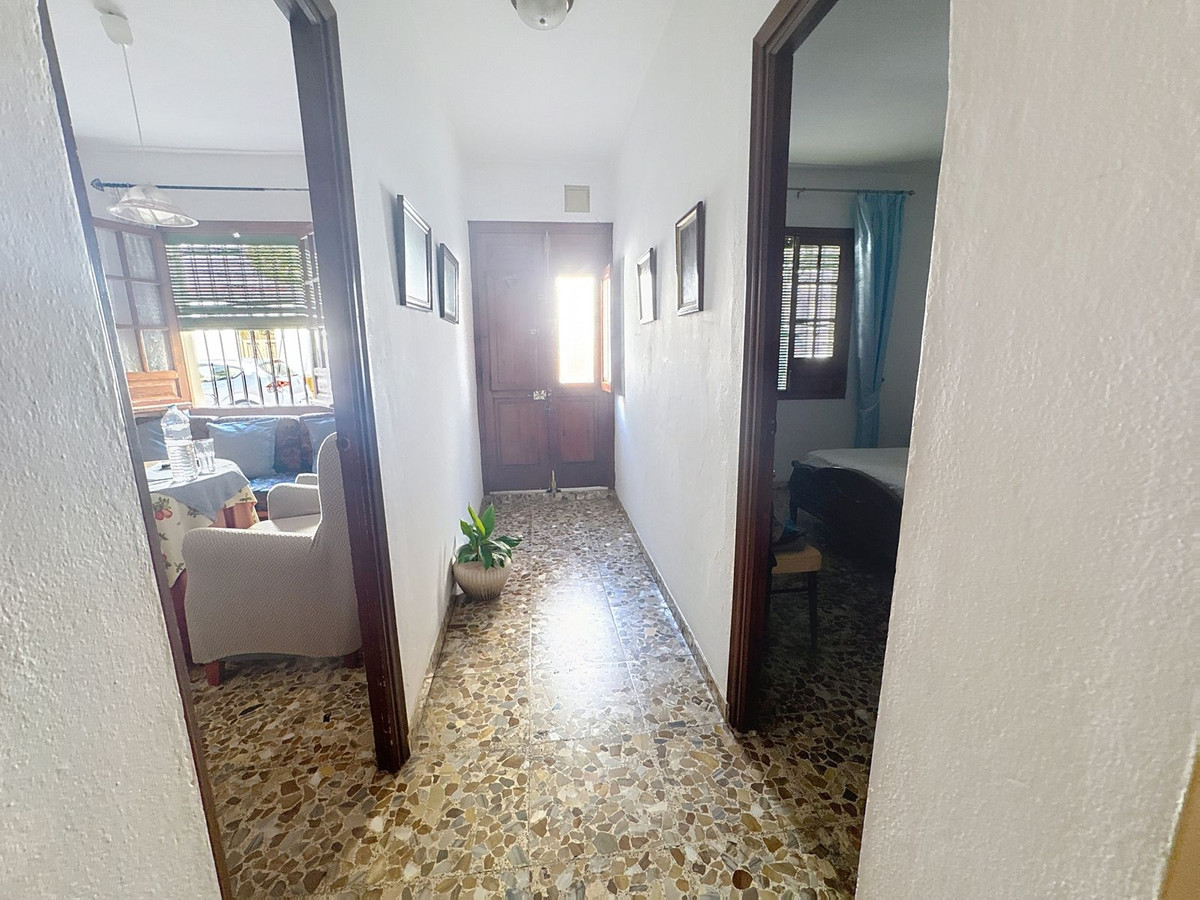 5 Bedroom Townhouse in Estepona - Photo 3