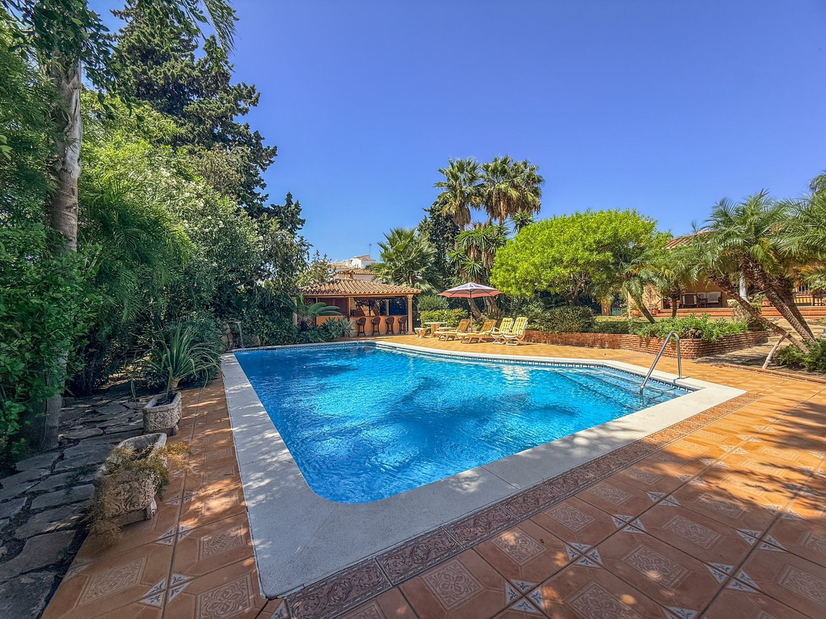 6 Bedroom Villa in Estepona - Photo 40